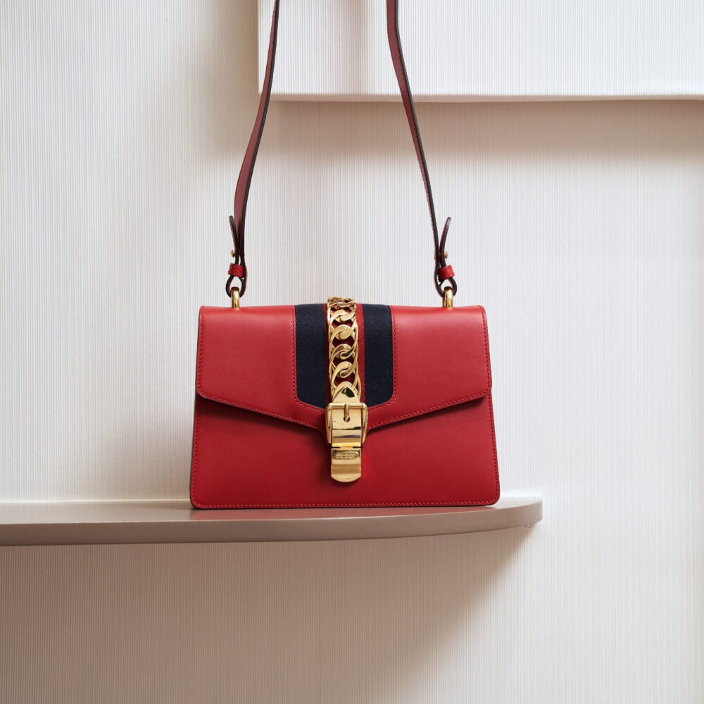 Gucci Sylvie Leather Shoulder Bag in Red
