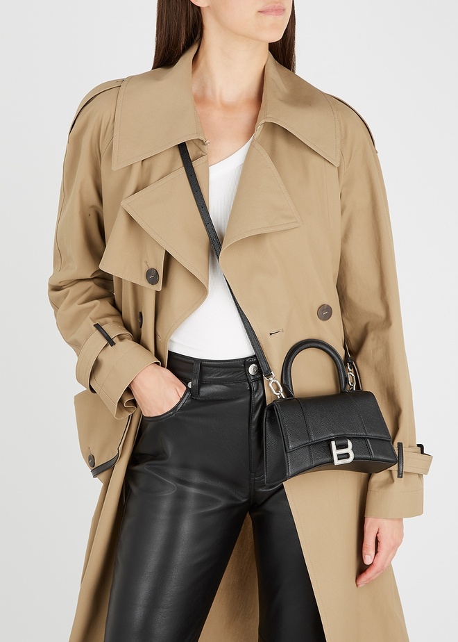 Phối đồ với túi Balenciaga màu đen