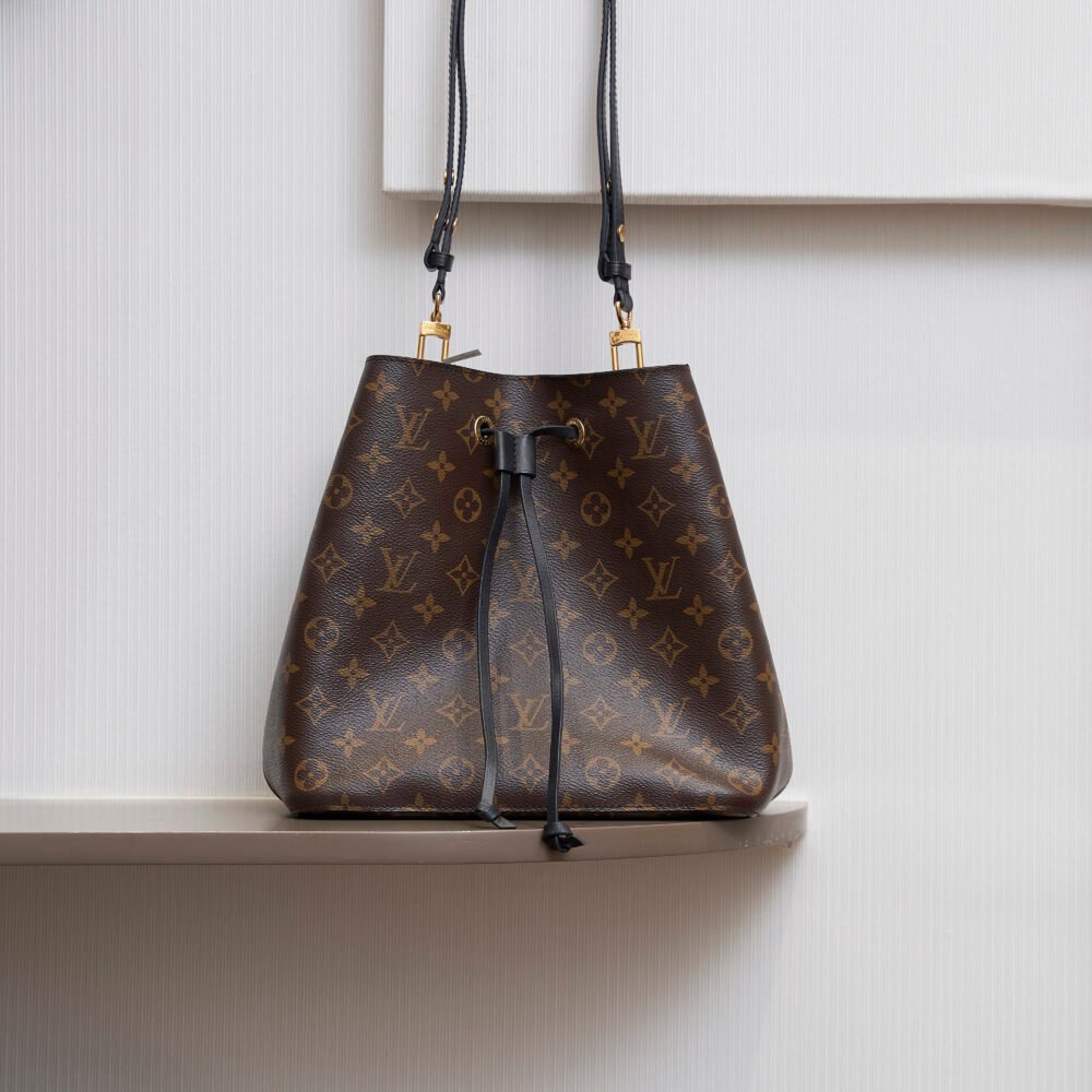 Louis Vuitton Néonoé Monogram Leather Bag in Black