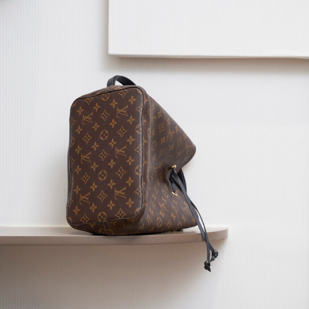 Louis Vuitton Néonoé Monogram Leather Bag in Black